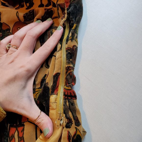 Vintage Velvet Boat Neck Medieval Knights Warriors Print Armor Cropped Shirt - Picture 10 of 15